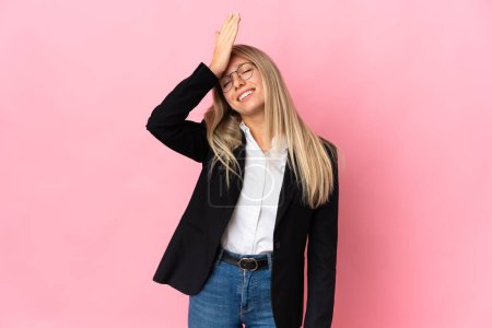 Photo for Business blonde woman isolated on pink background has realized something and intending the solution - Royalty Free Image