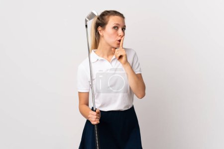 Junge Golferin vor isoliertem weißen Hintergrund macht Schweigegegeste