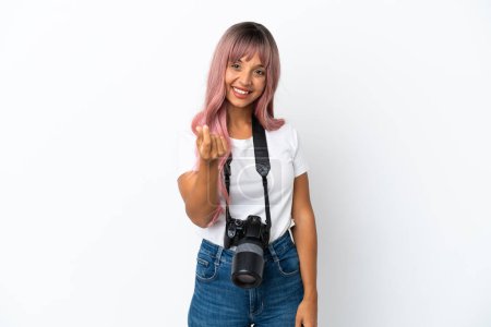 Foto de Joven fotógrafo mixta mujer de raza con pelo rosa aislado sobre fondo blanco haciendo gesto de dinero - Imagen libre de derechos