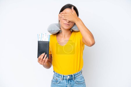 Frau mit aufblasbarem Reisekissen über isoliertem Hintergrund, das die Augen mit den Händen bedeckt. Wollen nichts sehen