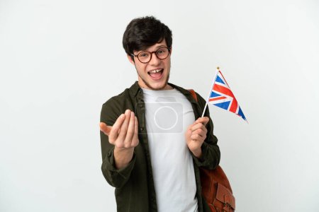 Junger russischer Mann mit einer britischen Flagge auf weißem Hintergrund, die zum Kommen einlädt. Glücklich, dass du gekommen bist