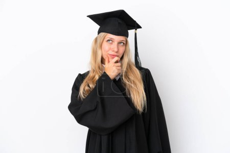 Téléchargez les photos : Jeune diplômée universitaire caucasienne isolée sur fond blanc ayant des doutes et avec une expression du visage confuse - en image libre de droit