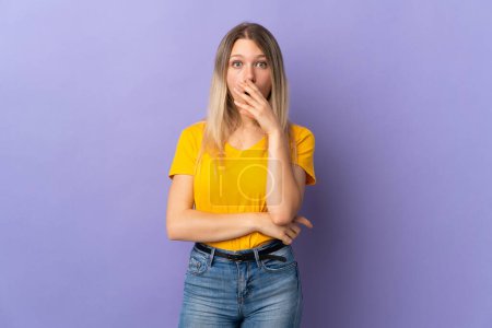 Téléchargez les photos : Jeune femme blonde isolée sur fond violet surprise et choquée en regardant à droite - en image libre de droit