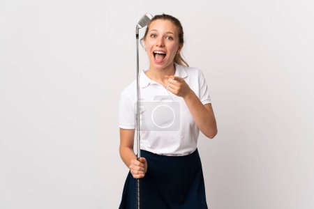 Téléchargez les photos : Jeune golfeuse sur fond blanc isolé pointe du doigt vers vous - en image libre de droit