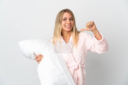 Foto de Joven rubia aislada sobre fondo blanco en pijama y orgullosa de estar satisfecha - Imagen libre de derechos