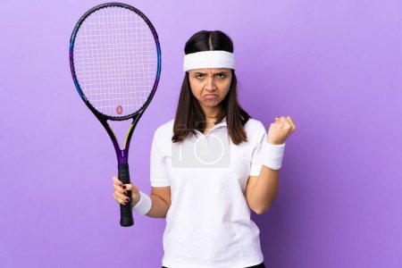 Foto de Joven jugadora de tenis sobre fondo aislado con expresión infeliz - Imagen libre de derechos