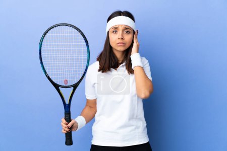 Foto de Joven jugadora de tenis sobre fondo aislado frustrado y cubriendo oídos - Imagen libre de derechos