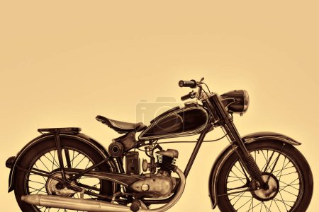 Téléchargez les photos : Sepia vue de côté tonique image d'une moto vintage - en image libre de droit