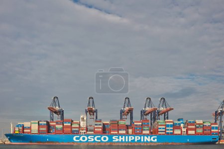 Foto de Rotterdam, Países Bajos - 12 de octubre de 2022: Gran buque portacontenedores de la compañía china Cosco Shipping atracado en el puerto holandés de Maasvlakte en Rotterdam, Países Bajos - Imagen libre de derechos