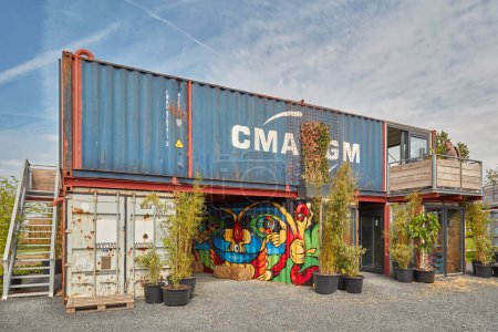 Foto de Almere, Países Bajos - 21 de abril de 2022: Pequeñas oficinas de contenedores de carga de acero usados en Almere, Países Bajos - Imagen libre de derechos