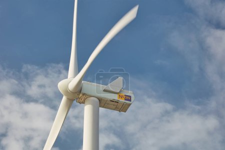 Foto de Rotterdam, Países Bajos - 12 de octubre de 2022: Turbina eólica del proveedor holandés de energía Nuon en Maasvlakte en Rotterdam, Países Bajos - Imagen libre de derechos
