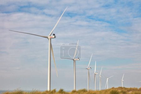 Foto de Rotterdam, The Netherlands - October 12, 2022: Row of new wind turbine of the Dutch energy supplier Eneco on the Maasvlakte in Rotterdam, The Netherlands - Imagen libre de derechos