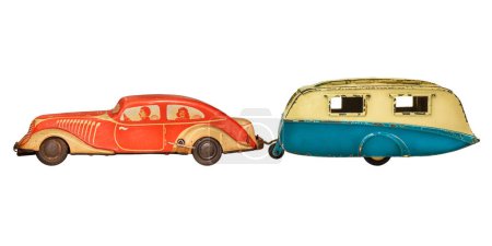 Foto de Coche de juguete de época con caravanas clásicas aisladas sobre fondo blanco - Imagen libre de derechos