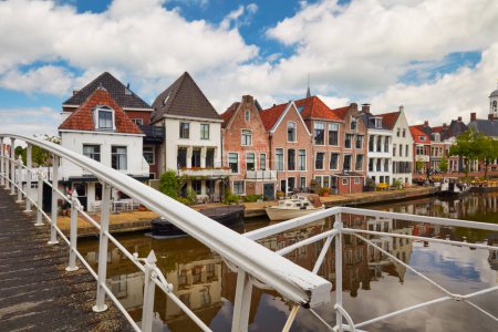 Téléchargez les photos : Anciennes maisons de canal et pont dans le centre-ville de Dokkum en Frise, Pays-Bas - en image libre de droit
