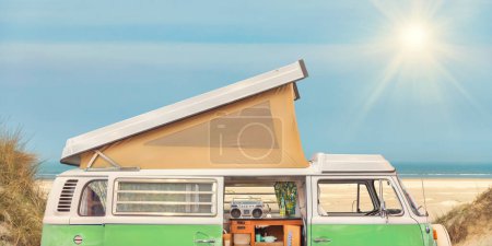 Téléchargez les photos : Vue latérale d'un mobil-home vintage en face d'une plage néerlandaise sur l'île d'Ameland - en image libre de droit