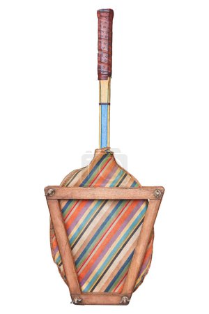 Téléchargez les photos : Raquette de tennis en bois vintage avec manches rayées colorées et rack isolé sur un fond blanc - en image libre de droit