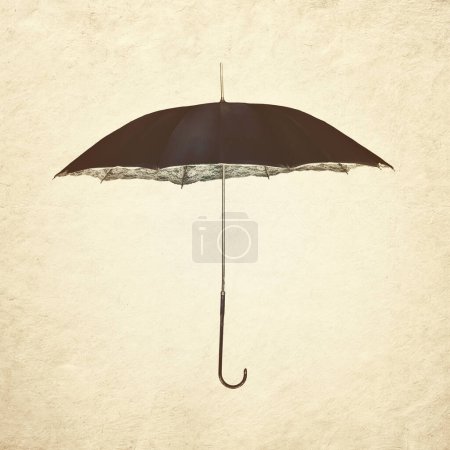 Téléchargez les photos : Sepia image tonique d'un parapluie vintage avec décoration intérieure romantique - en image libre de droit