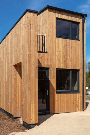 Téléchargez les photos : Almere, Pays-Bas - 21 avril 2022 : Nouvelle maison minuscule en bois sur l'exposition Floriade à Almere, Pays-Bas - en image libre de droit