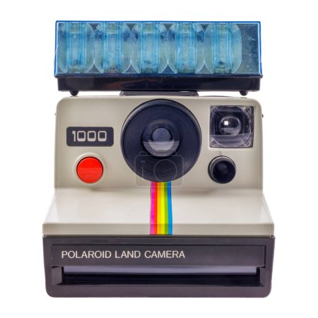 Foto de Dieren, Países Bajos - 27 de octubre de 2023: Antigua cámara fotográfica instantánea Polaroid con flash delante de un fondo blanco en Dieren, Países Bajos - Imagen libre de derechos