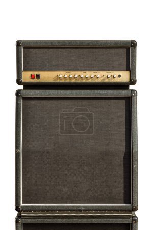 Téléchargez les photos : Grande armoire de haut-parleur d'amplificateur de guitare de style rétro et tête de commande isolée sur fond blanc - en image libre de droit