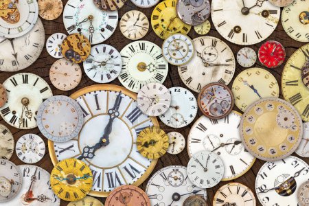 Téléchargez les photos : Collection d'horloges et de montres vintage altérées sur fond de bois - en image libre de droit