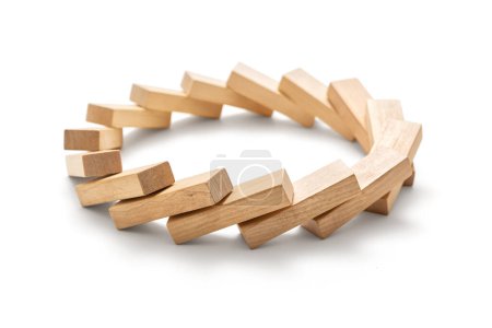 Foto de Círculo hecho de bloques de madera derribados sobre un fondo blanco, incluyendo el camino de recorte - Imagen libre de derechos