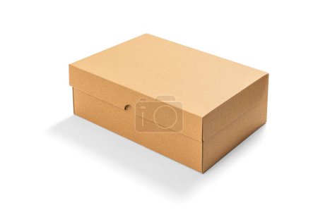 Foto de Caja de zapatos de cartón marrón con tapa para zapato o zapatilla de deporte producto embalaje maqueta, aislado sobre fondo blanco incluyendo recorte camino - Imagen libre de derechos