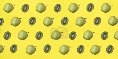Foto de Manzana verde y kiwi en el fondo amarillo. Patrón. Puesta plana. - Imagen libre de derechos