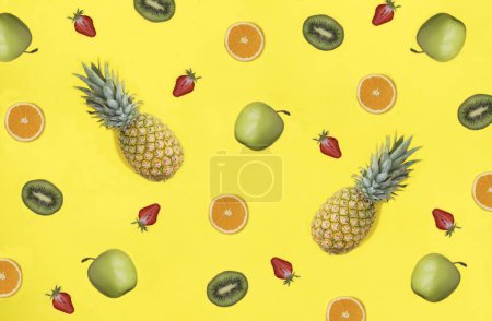 Foto de Fruta y bayas en el fondo amarillo. Patrón. Puesta plana. - Imagen libre de derechos