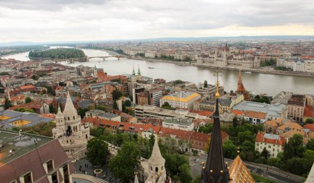 Vue panoramique de la ville et de la rivière par un jour de printemps. Vue de dessus. Budapest. Hongrie.