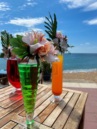 Sommerfarbene Getränke in den Trinkgläsern vor dem Hintergrund des Meeres. Nahaufnahme. Spanien.