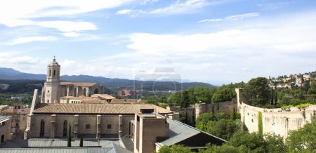 Blick auf Stadt und Stadtmauern von Gerona an einem Sommertag. Spanien. Ansicht von oben.