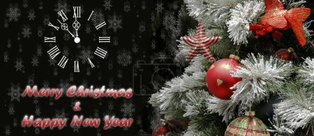Téléchargez les photos : Composition de Noël avec sapin de Noël décoré, fond de neige et cadran de caisse - en image libre de droit