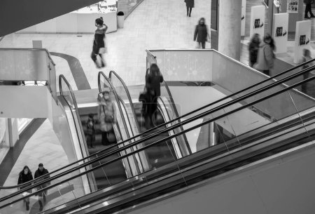 Téléchargez les photos : Image floue des escaliers roulants dans un centre commercial, vue de dessus - en image libre de droit