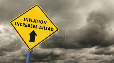 Téléchargez les photos : Le signe d'avertissement jaune l'inflation augmente contre un ciel orageux - en image libre de droit