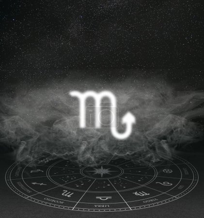 Abstrakcyjny obraz znaku zodiaku Skorpion na tle gwiaździstego nieba i dymu