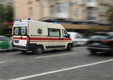 Téléchargez les photos : Image floue d'une ambulance dans une rue de la ville - en image libre de droit