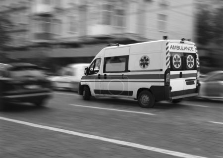 Téléchargez les photos : Image floue d'une ambulance dans une rue de la ville - en image libre de droit