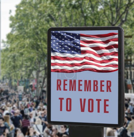 Foto de Cartelera con la inscripción "Recuerda votar", bandera estadounidense en el fondo de la calle - Imagen libre de derechos