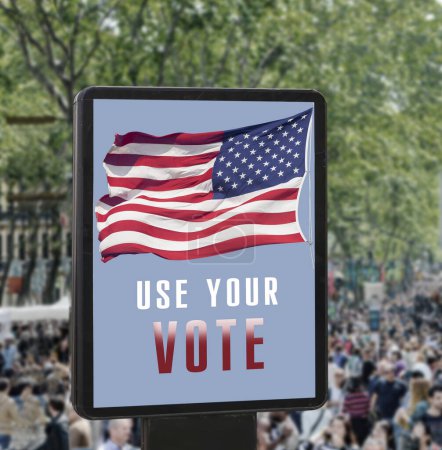 Foto de Cartelera con la inscripción "Usa tu voto", bandera estadounidense en el fondo de la calle - Imagen libre de derechos