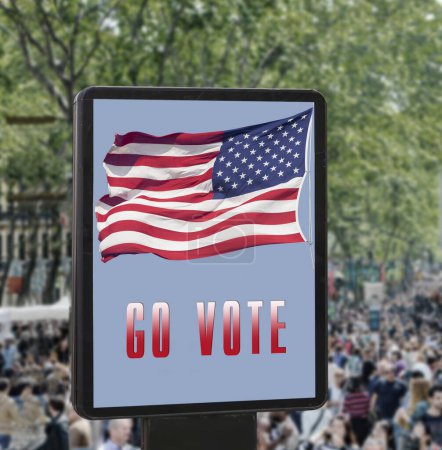 Foto de Cartelera con la inscripción "Go vote", bandera americana en el fondo de la calle - Imagen libre de derechos