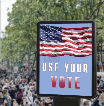 Foto de Cartelera con la inscripción "Usa tu voto", bandera estadounidense en el fondo de la calle - Imagen libre de derechos