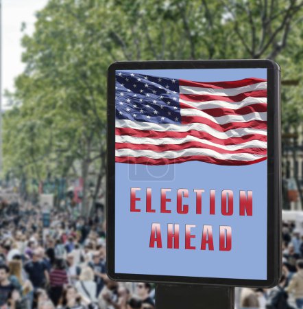 Foto de Cartelera con la inscripción "Elecciones por delante", bandera estadounidense en el fondo de la calle - Imagen libre de derechos