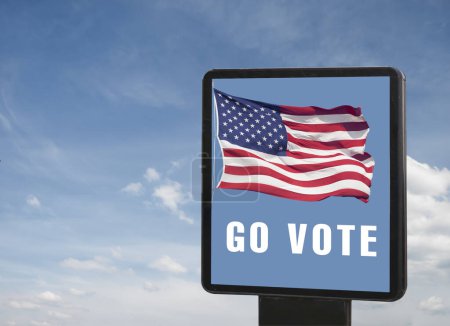 Foto de Cartelera con la inscripción "Go vote", bandera estadounidense contra el cielo - Imagen libre de derechos