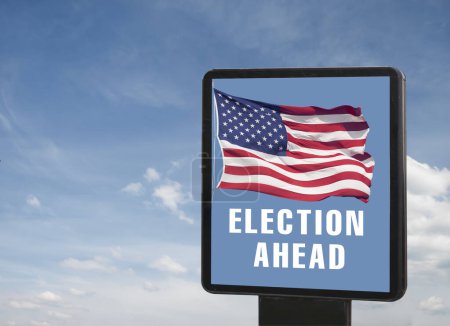 Foto de Cartelera con la inscripción "Elecciones por delante", bandera estadounidense contra el cielo - Imagen libre de derechos