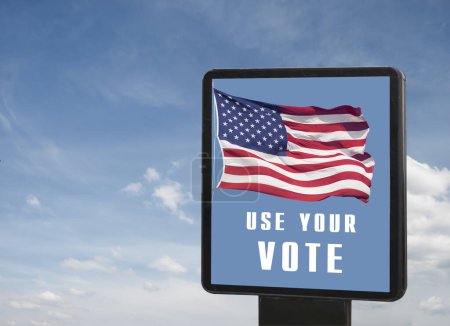 Foto de Cartelera con la inscripción "Usa tu voto", bandera estadounidense contra el cielo - Imagen libre de derechos
