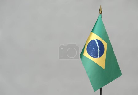 Brasilien-Tischfahne auf grauem, verschwommenem Hintergrund