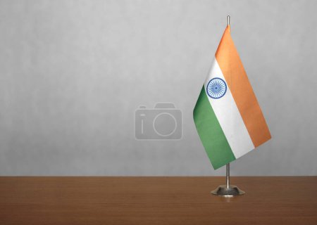 Bandera de mesa India sobre fondo gris borroso