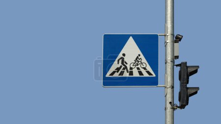Téléchargez les photos : Panneau de passage pour piétons pour les personnes et les cyclistes sur fond de ciel - en image libre de droit