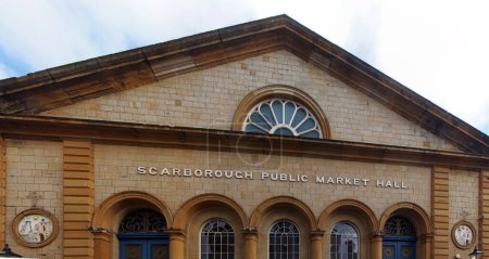 Téléchargez les photos : Le bâtiment historique du marché public avec panneau dans le Scarborough yorkshire - en image libre de droit